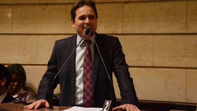 Vereador quer proibir terapia e cirurgia de mudança de sexo a menores no Rio