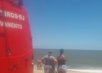 Bombeiros fazem buscas por homem que desapareceu após salvar o filho em praia do RJ