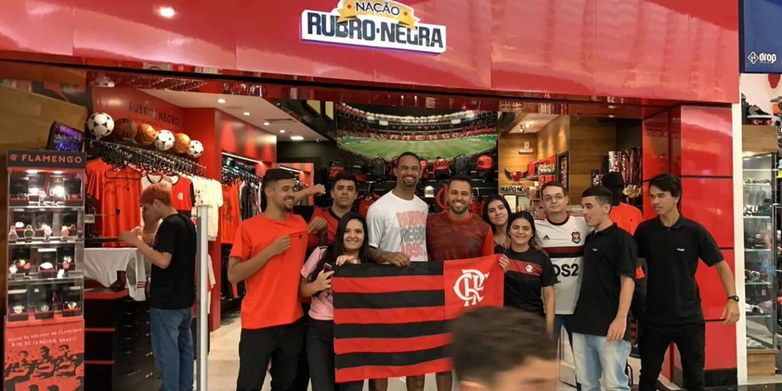GOLEIRO BRUNO É TIETADO POR FLAMENGUISTAS EM SHOPPING NO RIO