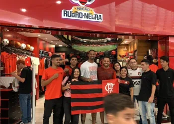 GOLEIRO BRUNO É TIETADO POR FLAMENGUISTAS EM SHOPPING NO RIO