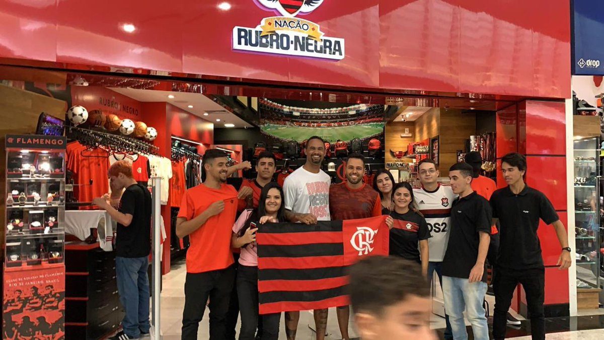 GOLEIRO BRUNO É TIETADO POR FLAMENGUISTAS EM SHOPPING NO RIO