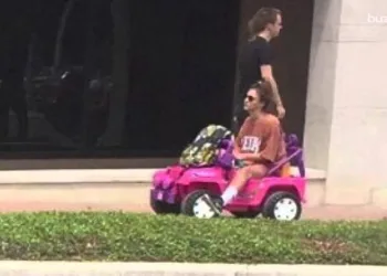 Depois de perder a carteira em blitz estudante vai para faculdade usando ‘Jeep da Barbie’