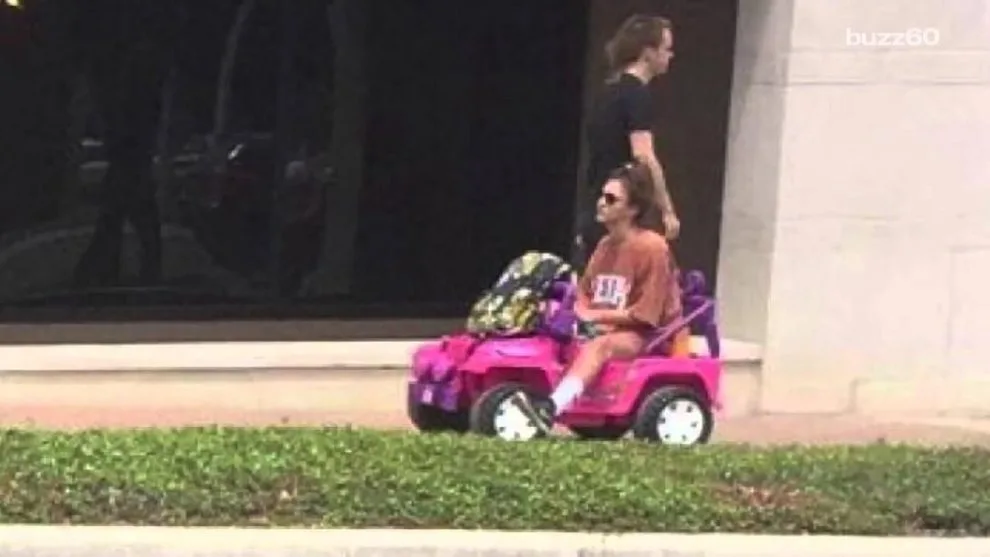 Depois de perder a carteira em blitz estudante vai para faculdade usando ‘Jeep da Barbie’