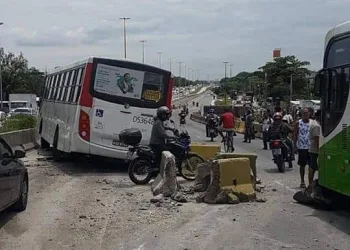 ACIDENTE ENVOLVENDO TRÊS ÔNIBUS NA AV BRASIL DEIXA 27 FERIDOS 1 EM ESTADO GRAVE