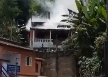 DUAS CRIANÇAS MORREM APÓS INCÊNDIO ATINGIR CASA NO RJ