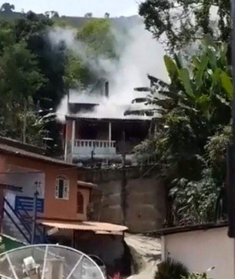 DUAS CRIANÇAS MORREM APÓS INCÊNDIO ATINGIR CASA NO RJ