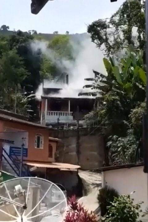 DUAS CRIANÇAS MORREM APÓS INCÊNDIO ATINGIR CASA NO RJ