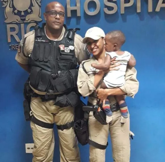 GUARDAS MUNICIPAIS SALVAM BEBÊ NA ZONA OESTE!!