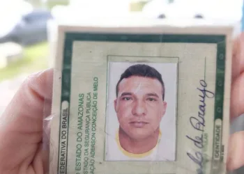 PASTOR MORRE ELETROCUTADO POR MICROFONE ENQUANTO PREGAVA CULTO EVANGÉLICO
