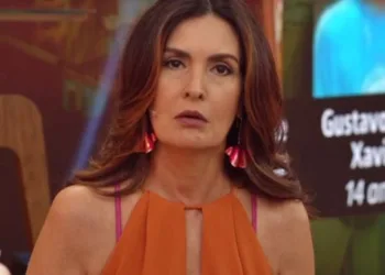 Fátima Bernardes mostra seios na TV