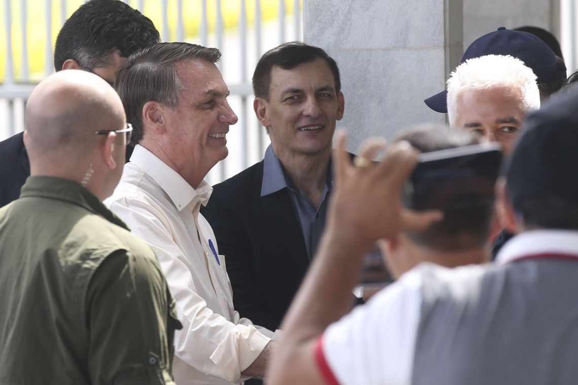 Bolsonaro vai a lotérica apostar na Mega da Virada