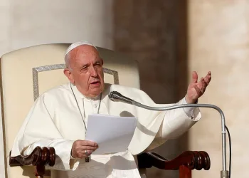 Papa pede que famílias recolham celulares e conversem nas refeições