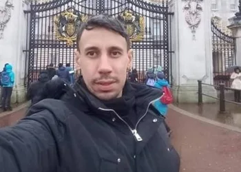 Homem dá três tiros em vizinho gay: “Viado tem que morrer”