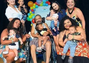 ARLINDO CRUZ APARECE DE CADEIRA DE RODAS EM FOTO COM OS NETOS