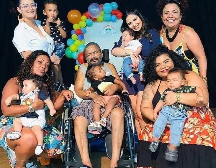 ARLINDO CRUZ APARECE DE CADEIRA DE RODAS EM FOTO COM OS NETOS