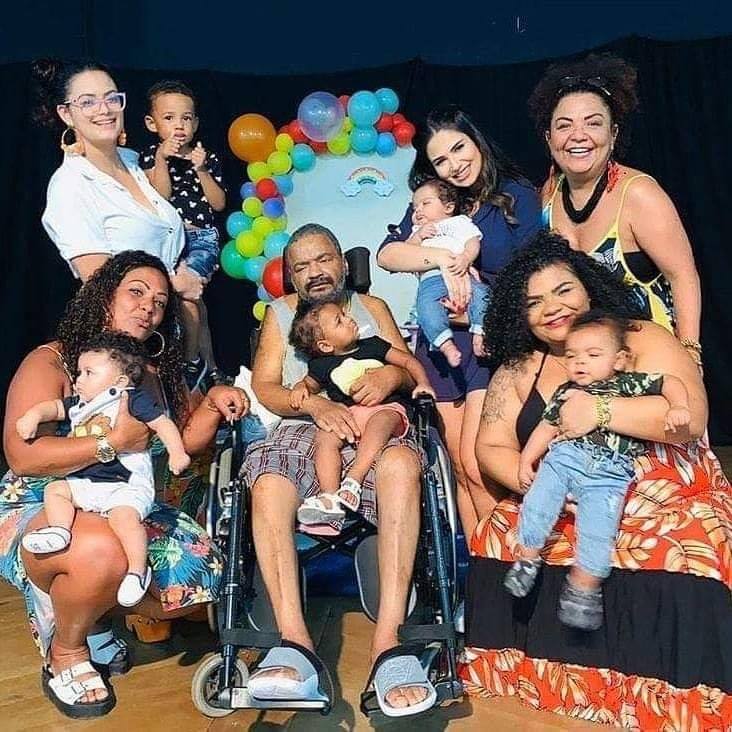 ARLINDO CRUZ APARECE DE CADEIRA DE RODAS EM FOTO COM OS NETOS