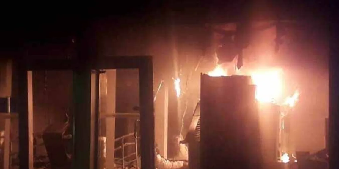 Vídeos: bandidos colocam fogo e explodem banco na Baixada