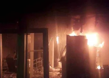Vídeos: bandidos colocam fogo e explodem banco na Baixada