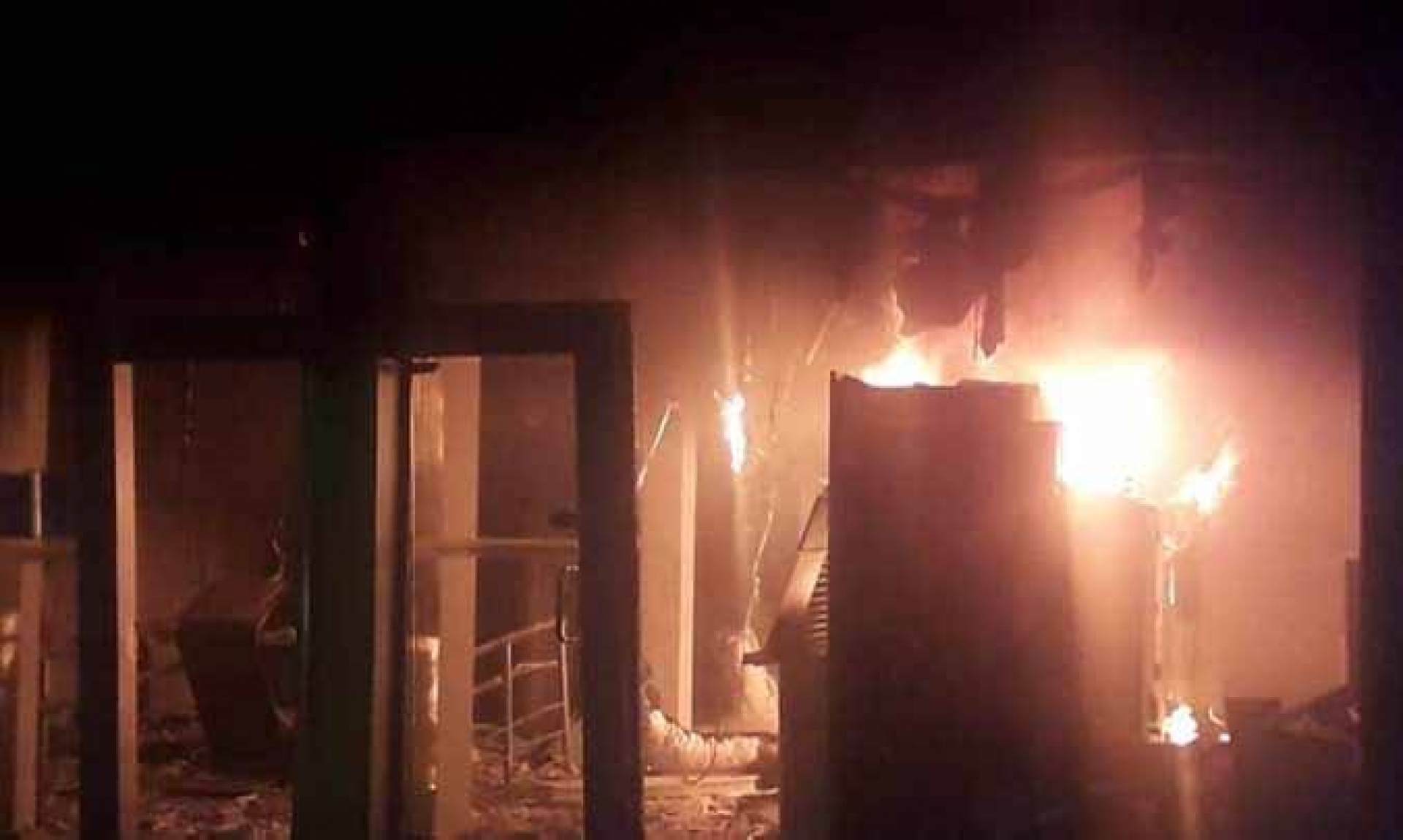 Vídeos: bandidos colocam fogo e explodem banco na Baixada