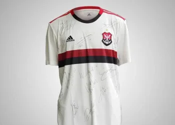 Leilão solidário promovido pela Casa Ronald McDonald-RJ disponibiliza camisa do Flamengo autografada por jogadores
