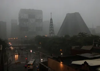 Chuva enfraquece, mas bolsões complicam deslocamentos no Rio
