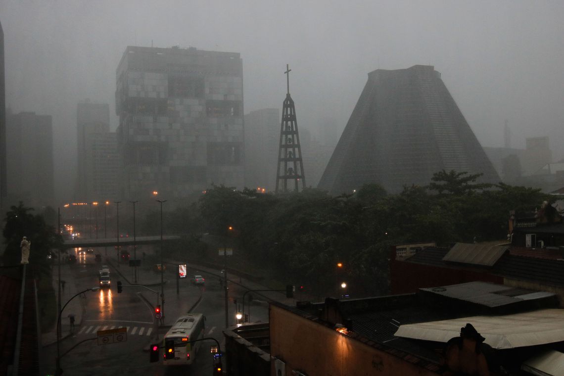 Chuva enfraquece, mas bolsões complicam deslocamentos no Rio