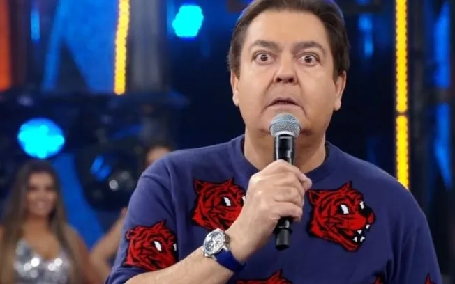 Faustão solta os bichos com falha da produção na final do Dança dos Famosos