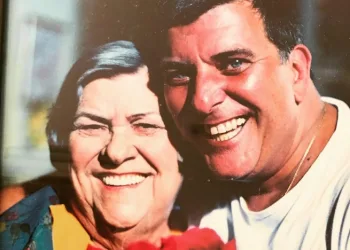 Corpo de Hilda Rebello é cremado no Rio