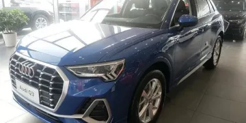 MENINA DE TRÊS ANOS RISCA 10 CARROS NOVOS EM CONCESSIONÁRIA DA AUDI