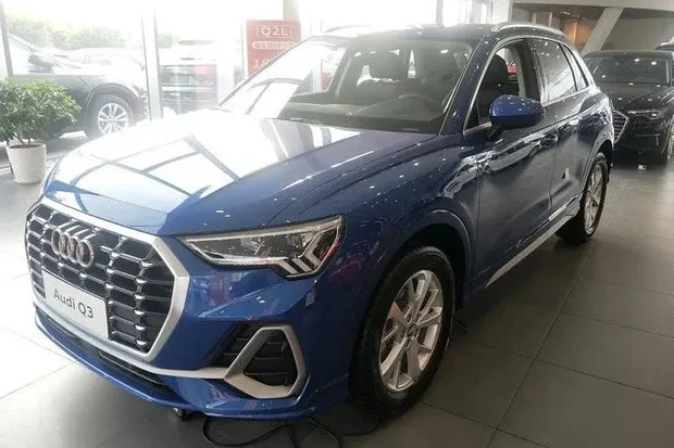 MENINA DE TRÊS ANOS RISCA 10 CARROS NOVOS EM CONCESSIONÁRIA DA AUDI