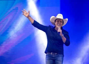 Cantor sertanejo sofre infarto durante show e morre no palco(video)