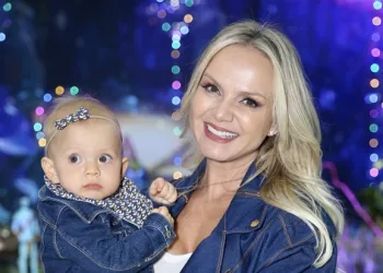Apresentadora Eliana mostra barriga após ter passado por cirurgia na gravidez e surpreende