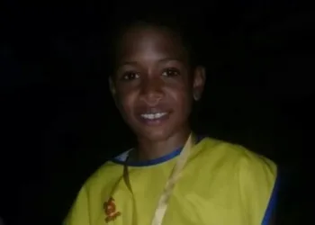 Adolescente morre eletrocutado ao usar celular que estava carregando