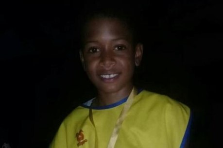 Adolescente morre eletrocutado ao usar celular que estava carregando