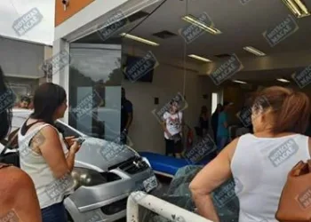 Motorista passa mal e invade agência bancária com carro no RJ