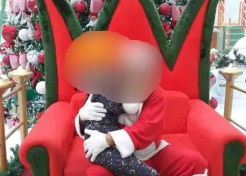 Papai Noel de shopping é denunciado por ter ficado excitado ao carregar criança