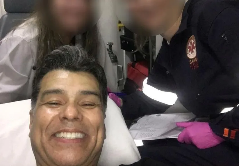 Ao sofrer infarto, Maurício Mattar faz selfie com socorristas