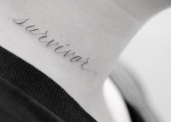 Cantora faz segunda tatuagem sobre superação após quase morrer de overdose