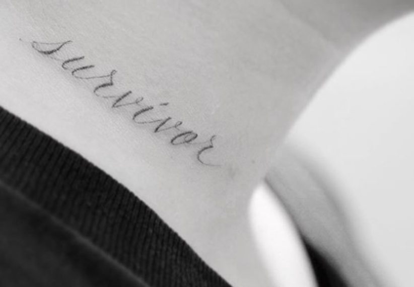 Cantora faz segunda tatuagem sobre superação após quase morrer de overdose