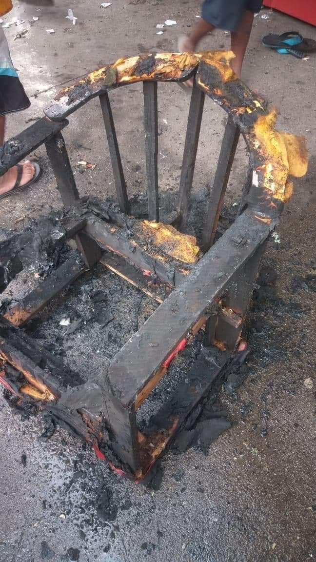 ( IMAGEM FORTE)Granada explode e mata homem na Nova Brasília, no Complexo do Alemão