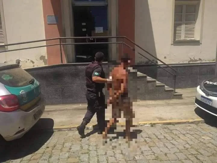 HOMEM É AMARRADO POR BANHISTAS APÓS FURTAR BOLSA EM PRAIA DO RJ