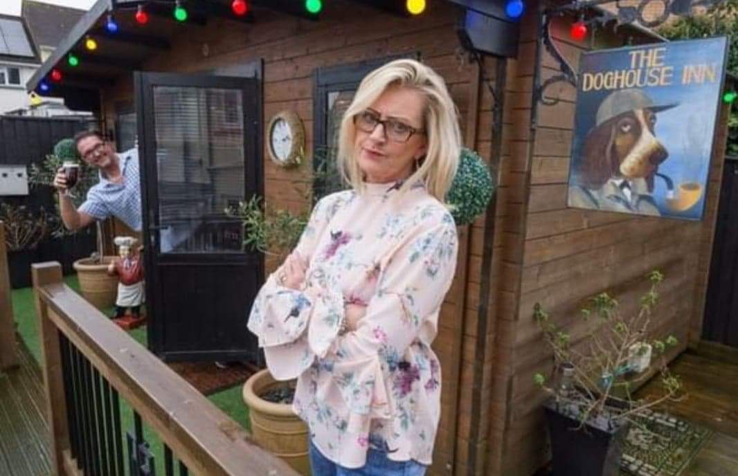 Cansada do marido saindo para beber, mulher constrói bar no quintal de casa