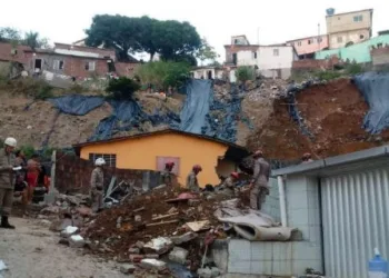 Tragédia no Natal: terra desmorona e deixam vários mortos; corpo de bebê é achado