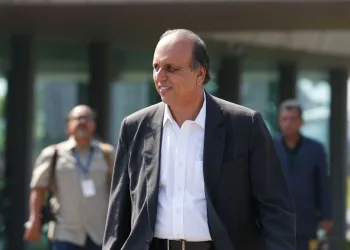 Ex-governador Pezão deixa prisão com tornozeleira eletrônica