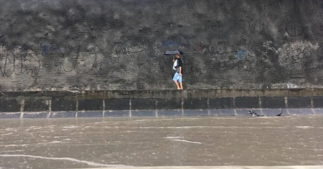Chuva forte causa alagamentos por diversos trechos da cidade nesta segunda-feira