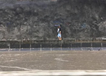 Chuva forte causa alagamentos por diversos trechos da cidade nesta segunda-feira