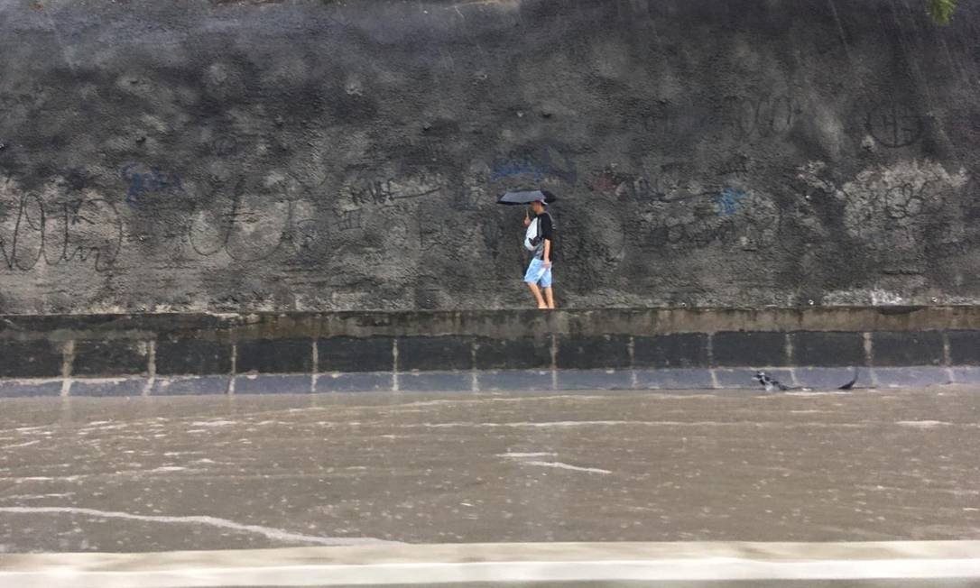 Chuva forte causa alagamentos por diversos trechos da cidade nesta segunda-feira