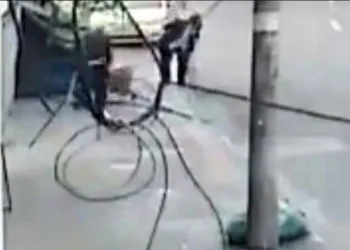 Prefeitura afasta funcionários que levaram morador de rua para calçada em frente a emergência