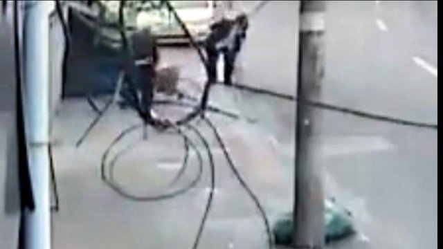 Prefeitura afasta funcionários que levaram morador de rua para calçada em frente a emergência