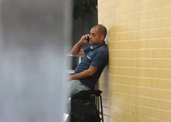 Pai de menino lançado de apartamento chega ao IML para liberar corpo: ‘Minha dor é muito grande’